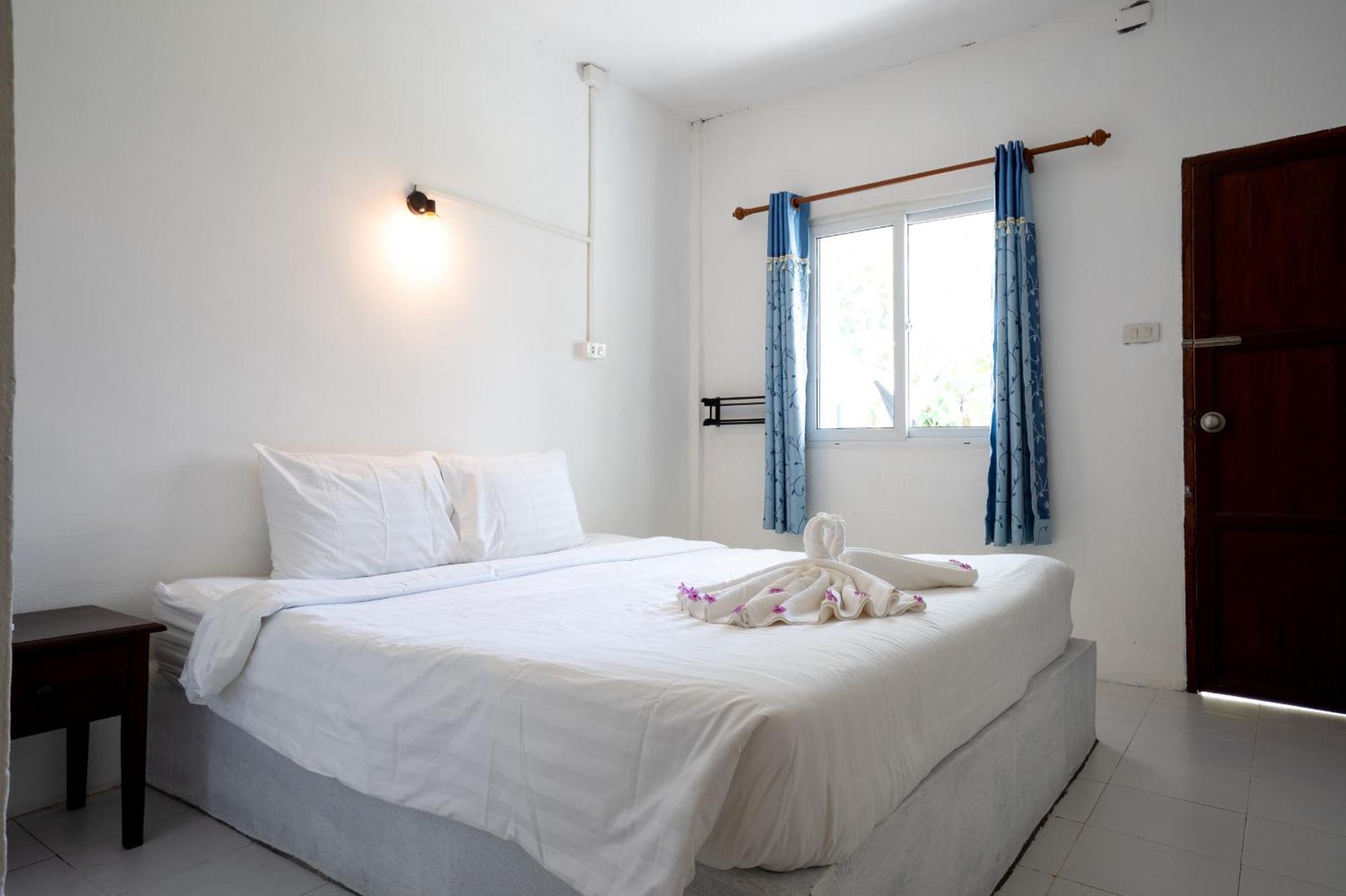 Isara Lanta Beach Resort Koh Lanta Exterior photo