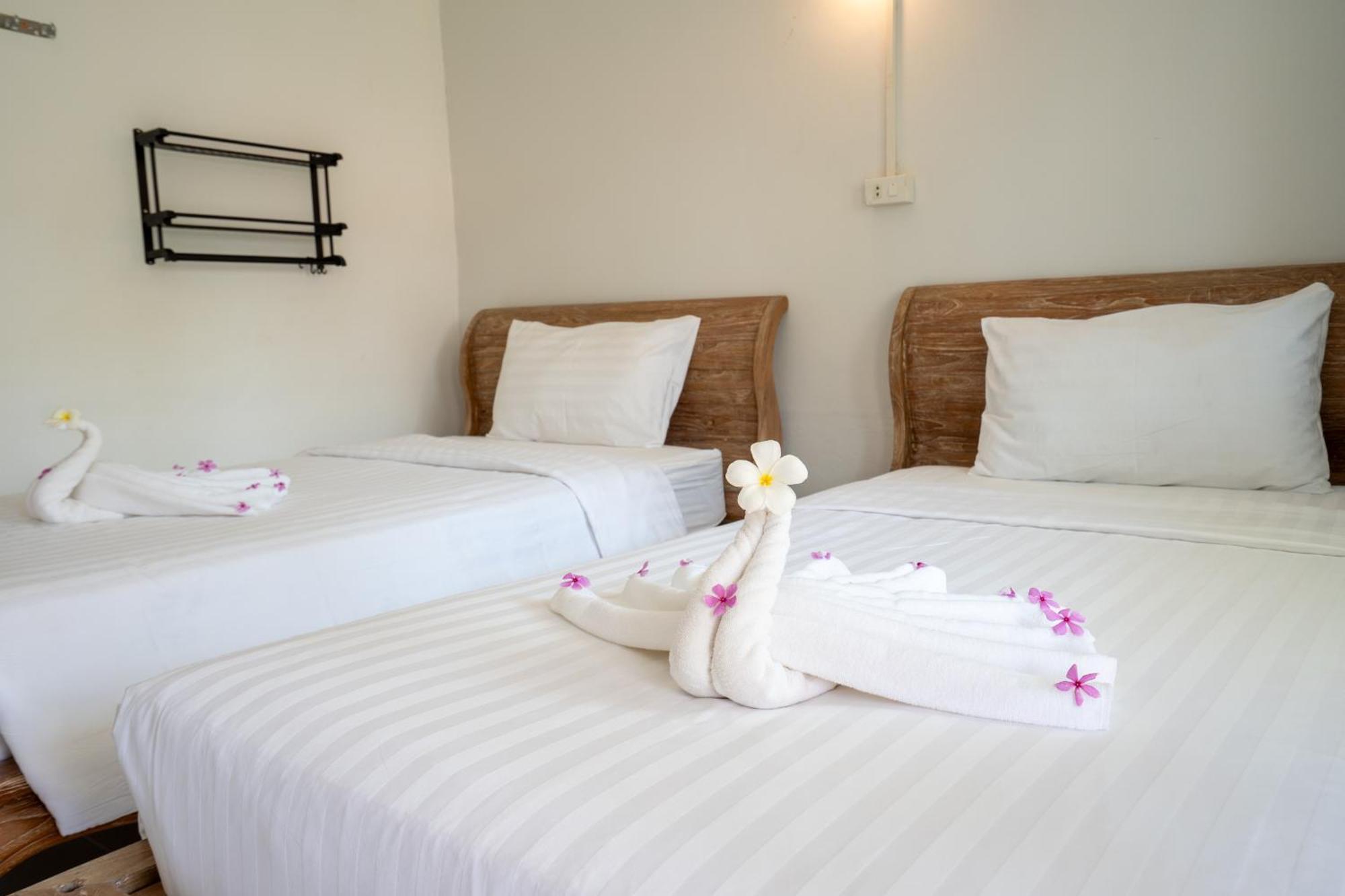 Isara Lanta Beach Resort Koh Lanta Exterior photo