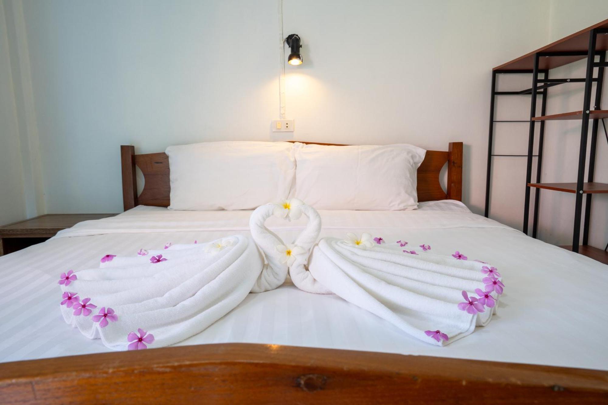 Isara Lanta Beach Resort Koh Lanta Exterior photo