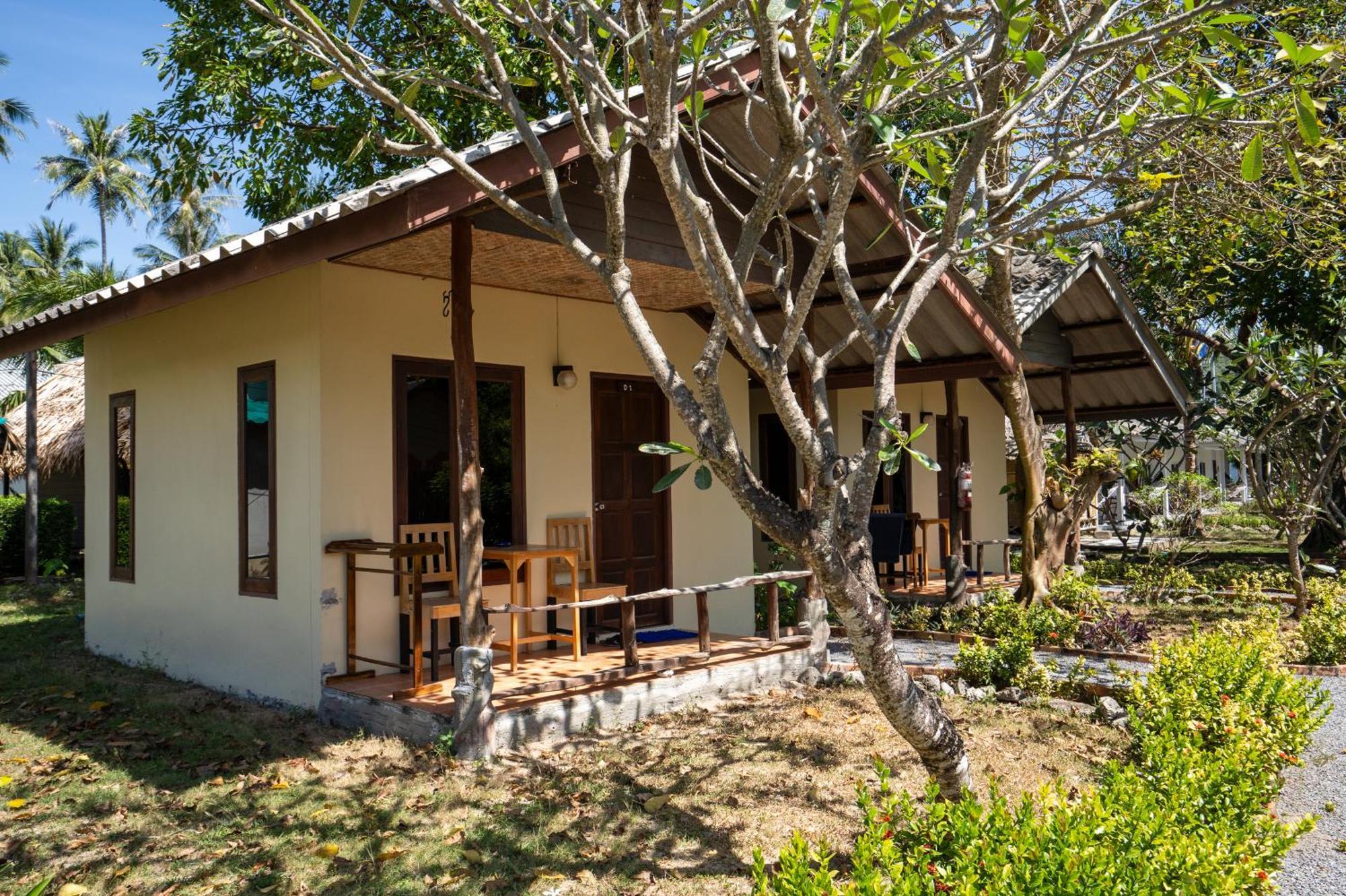 Isara Lanta Beach Resort Koh Lanta Exterior photo