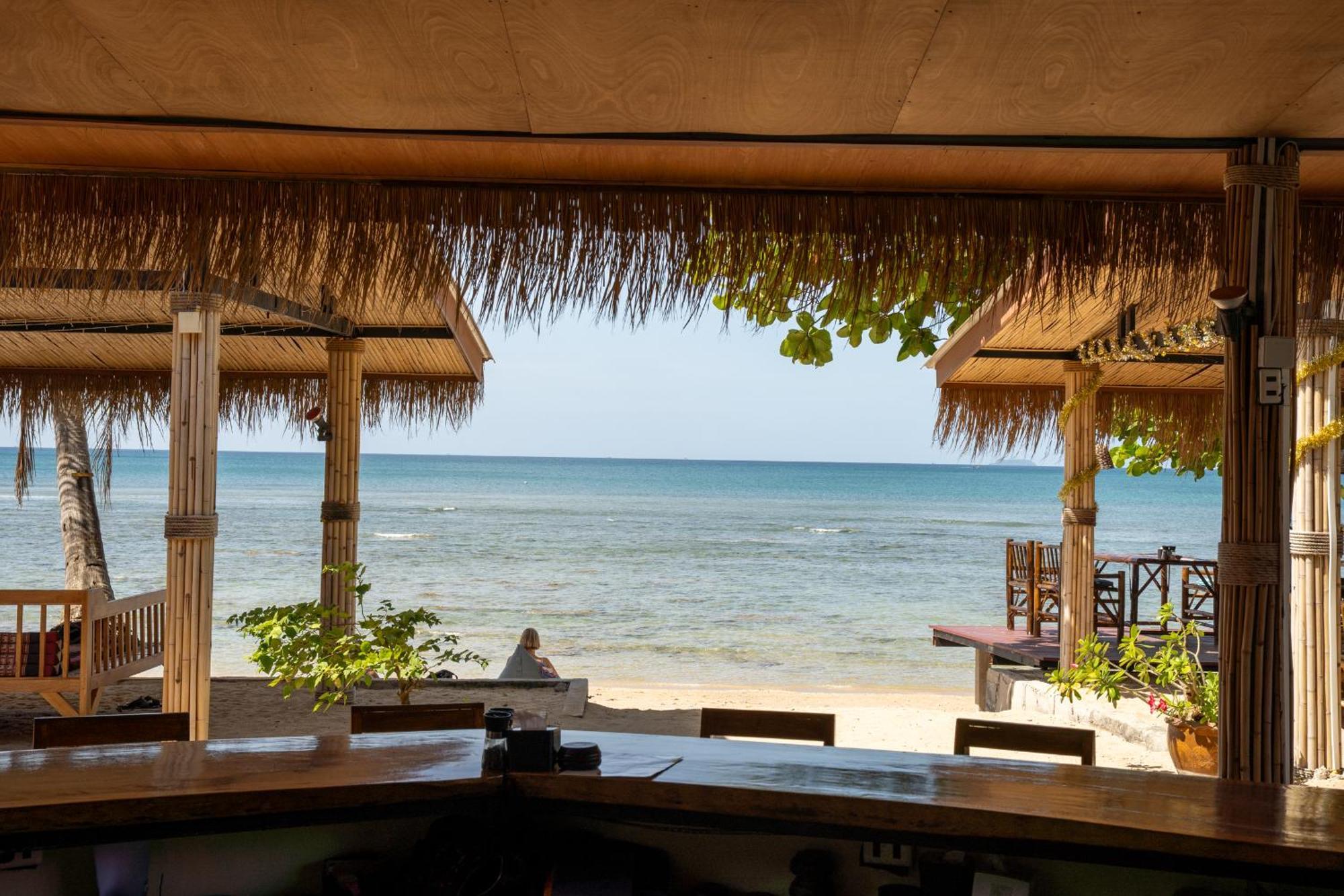 Isara Lanta Beach Resort Koh Lanta Exterior photo