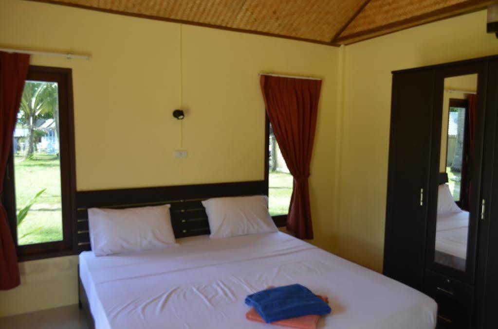 Isara Lanta Beach Resort Koh Lanta Exterior photo
