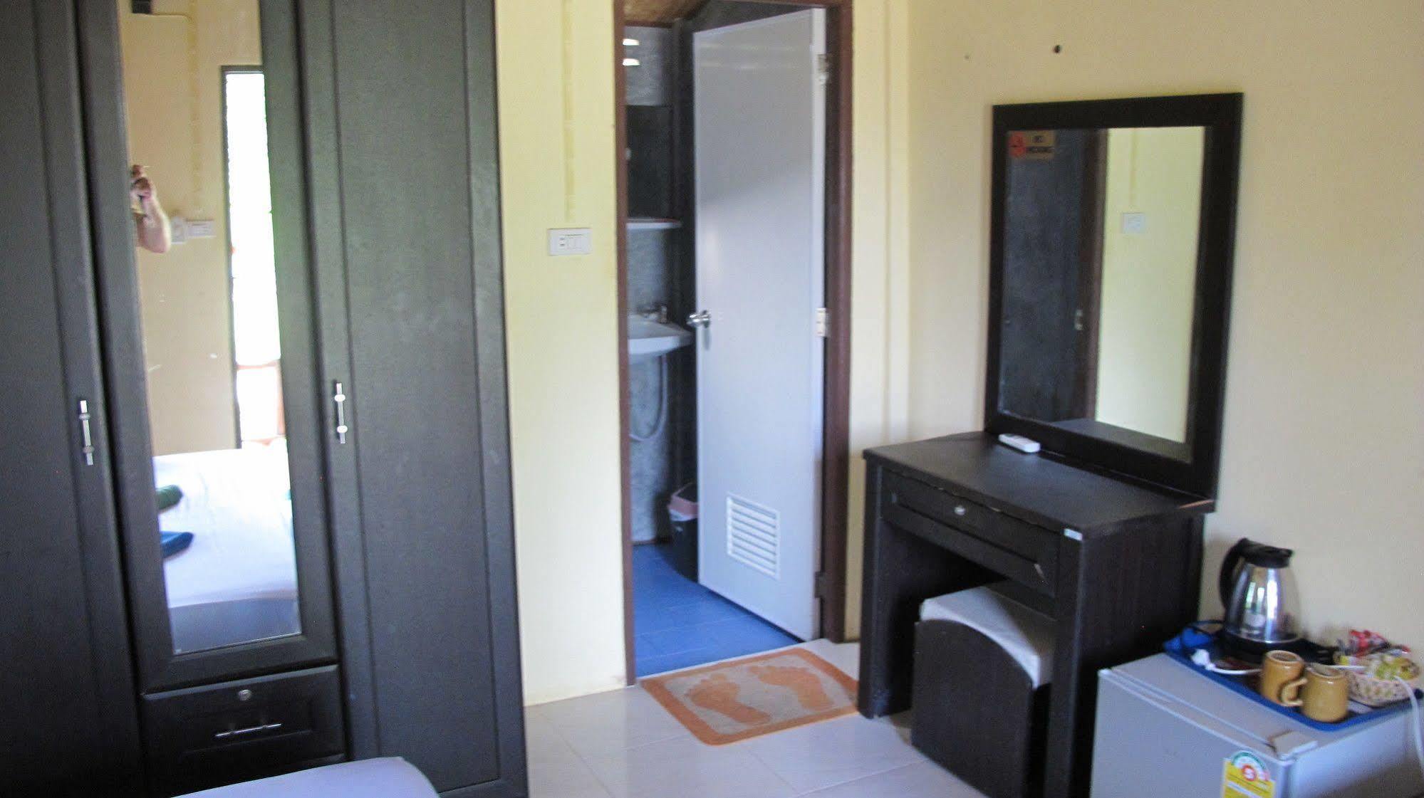 Isara Lanta Beach Resort Koh Lanta Exterior photo