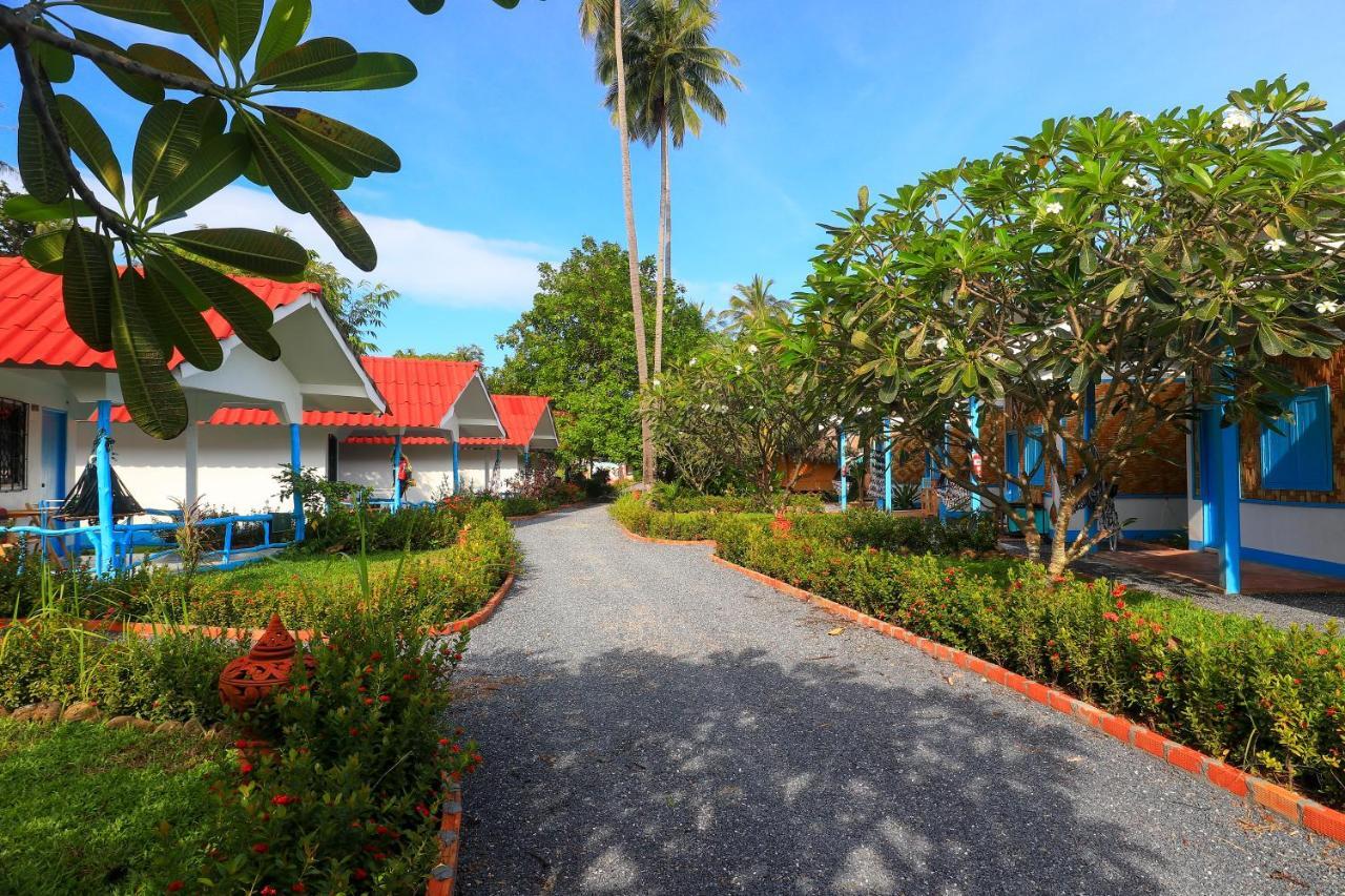 Isara Lanta Beach Resort Koh Lanta Exterior photo